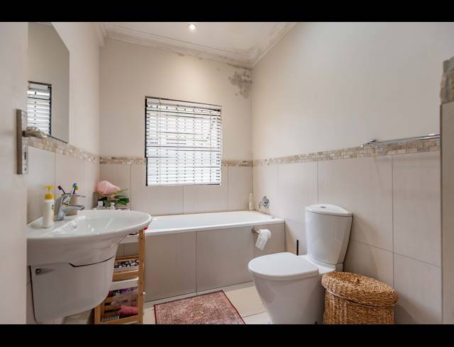 2 BEDROOM APARTMENT FOR SALE IN ESSENWOOD